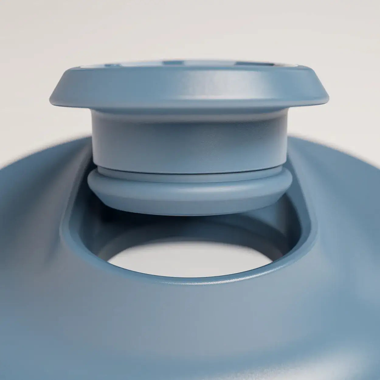 intelligent-cordless-portable-blender-p2 ICB_bottleAssembly_midnightBlue_2_2_MPCloop_edit.webp
