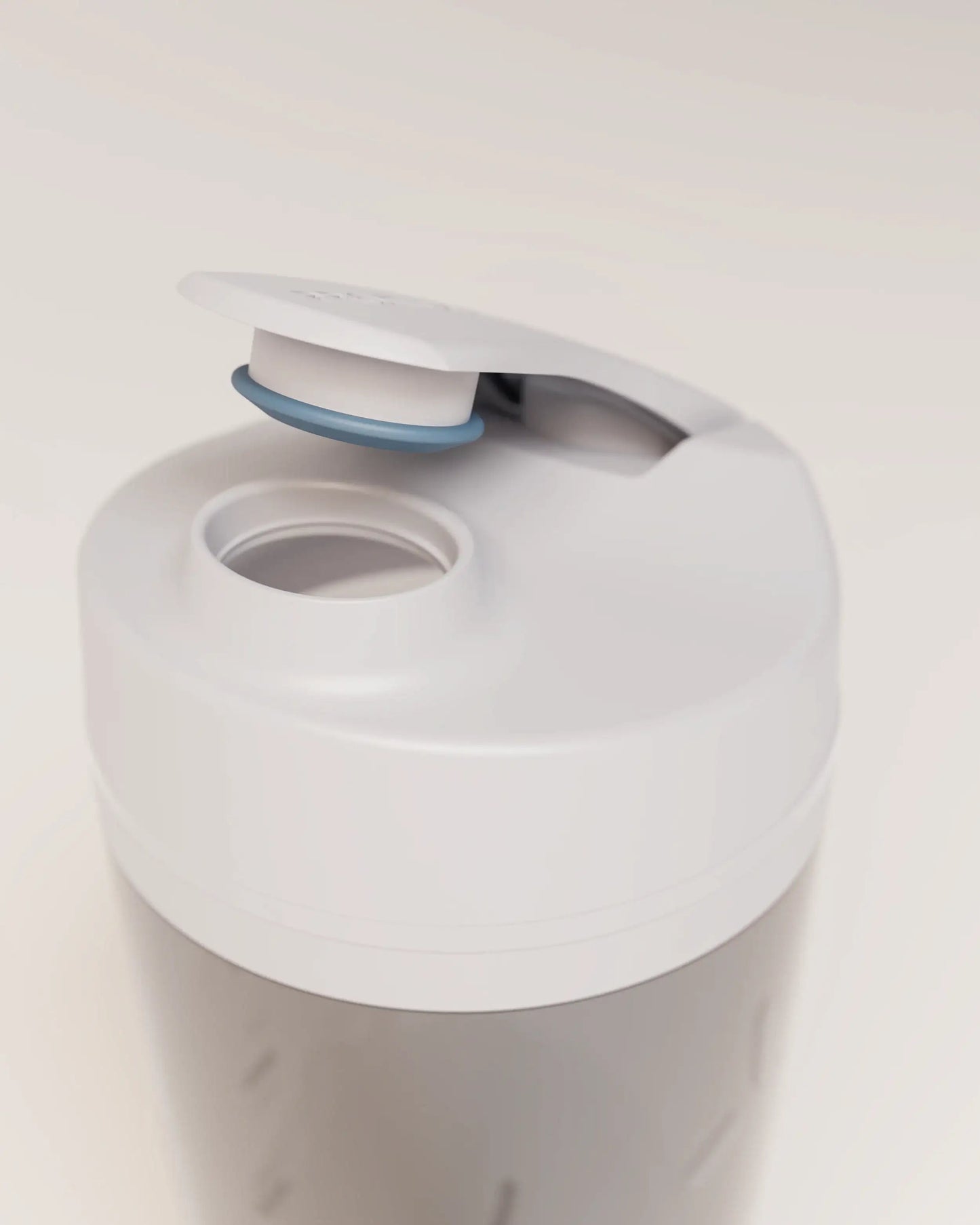 electric-shaker-bottle-x1 VM_LiPo_3.7-700_v1_coolGray_4x5_noNUTRiPOD_2_4_highInsert_EDIT.png