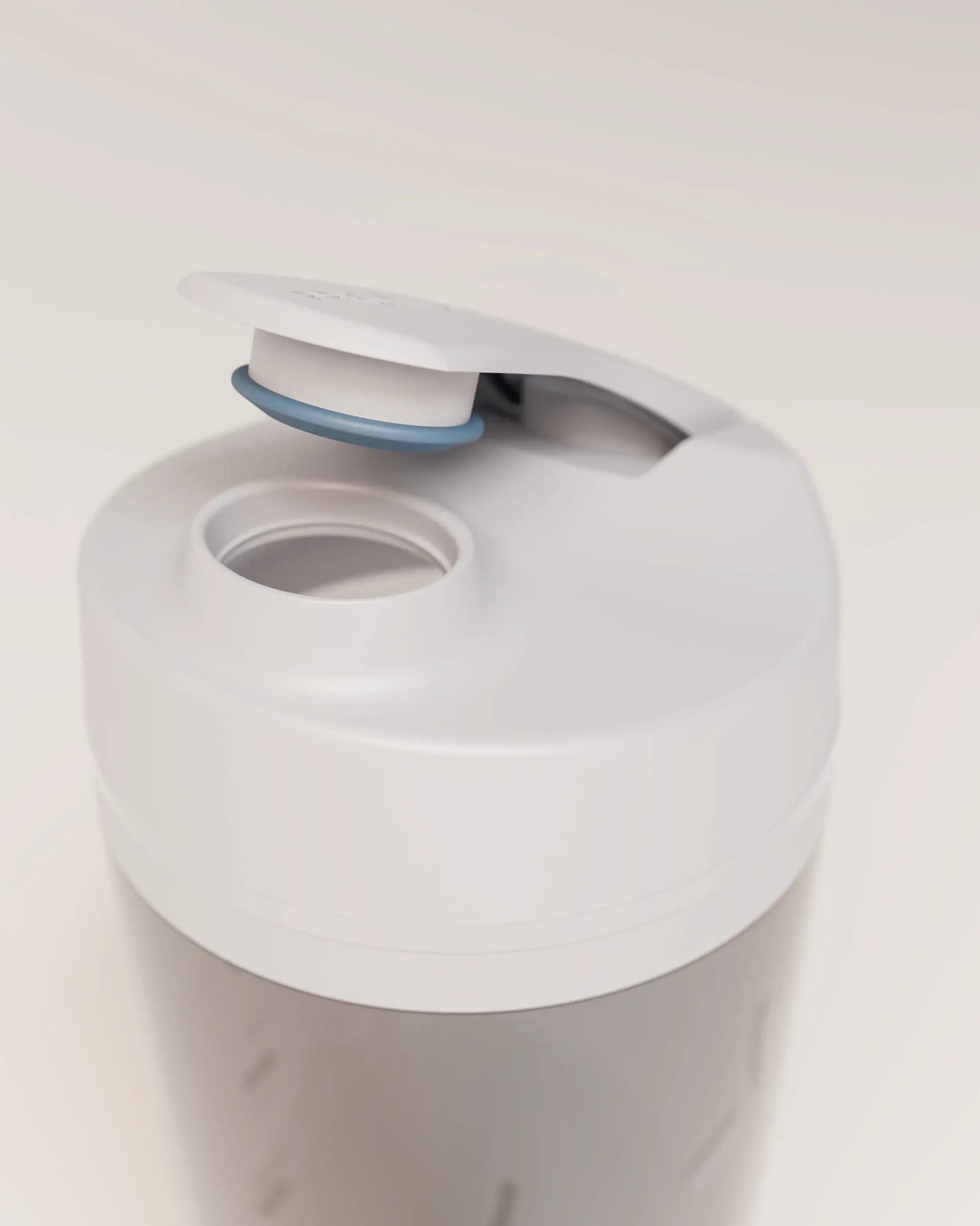 electric-shaker-bottle-x1 VM_LiPo_3.7-700_v1_coolGray_4x5_noNUTRiPOD_2_4_highInsert_EDIT.png